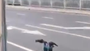 马路上失控拖拉机横冲直撞